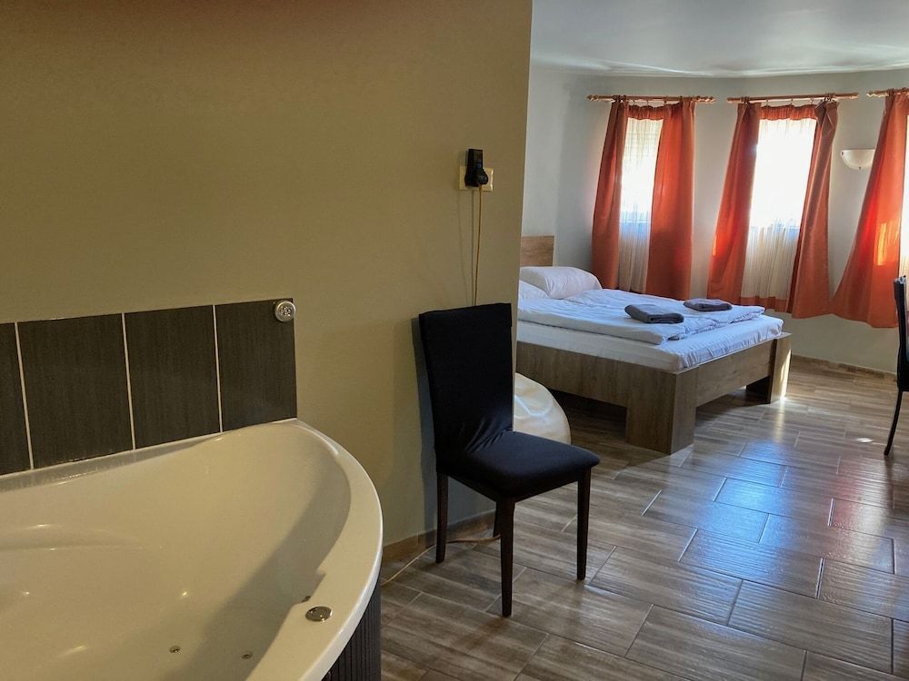 Classic Room, 1 Bedroom, 1 Queen Bed and 1 Twin Bed,