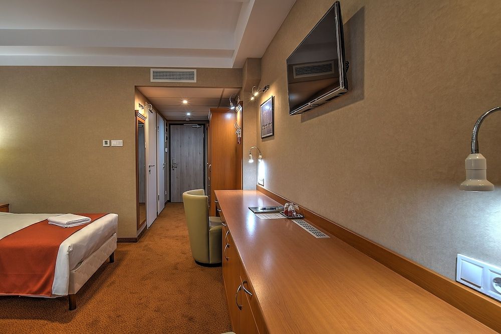 Anna Hotel Budapest Standard Double Room, 1 Queen Bed 4