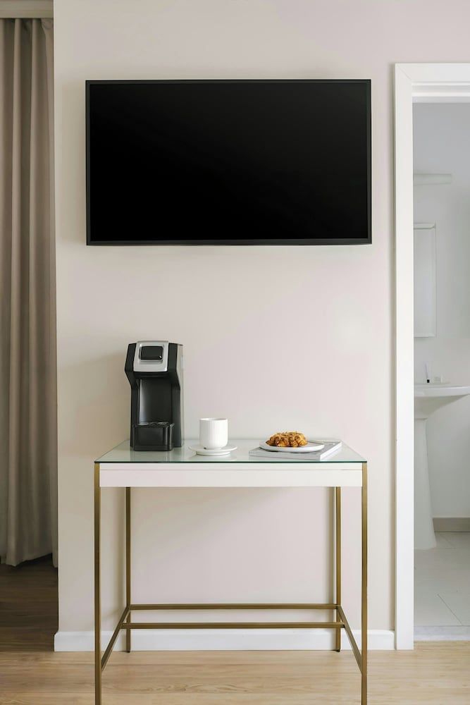 Beverly Terrace Hotel Beverly Hills, Sonder by Marriott Bonvoy Room, 2 Double Beds 7