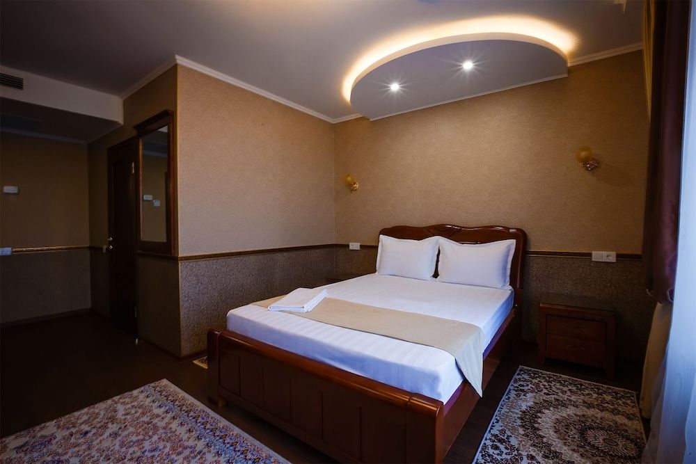 Salut Hotel Almaty JUNIOR SUITE, QUEEN BED 3