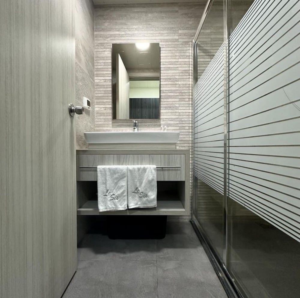 Le Six Resort Hotel Standard Room, 1 King Bed, Pool View