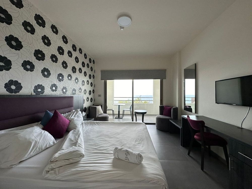 Le Six Resort Hotel Standard Room, 1 Bedroom, Balcony, Beach View 2