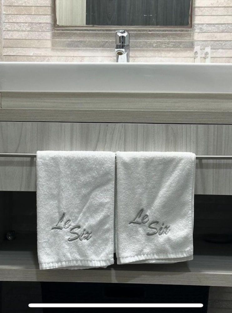 Le Six Resort Hotel Standard Room, 1 King Bed, Pool View 2