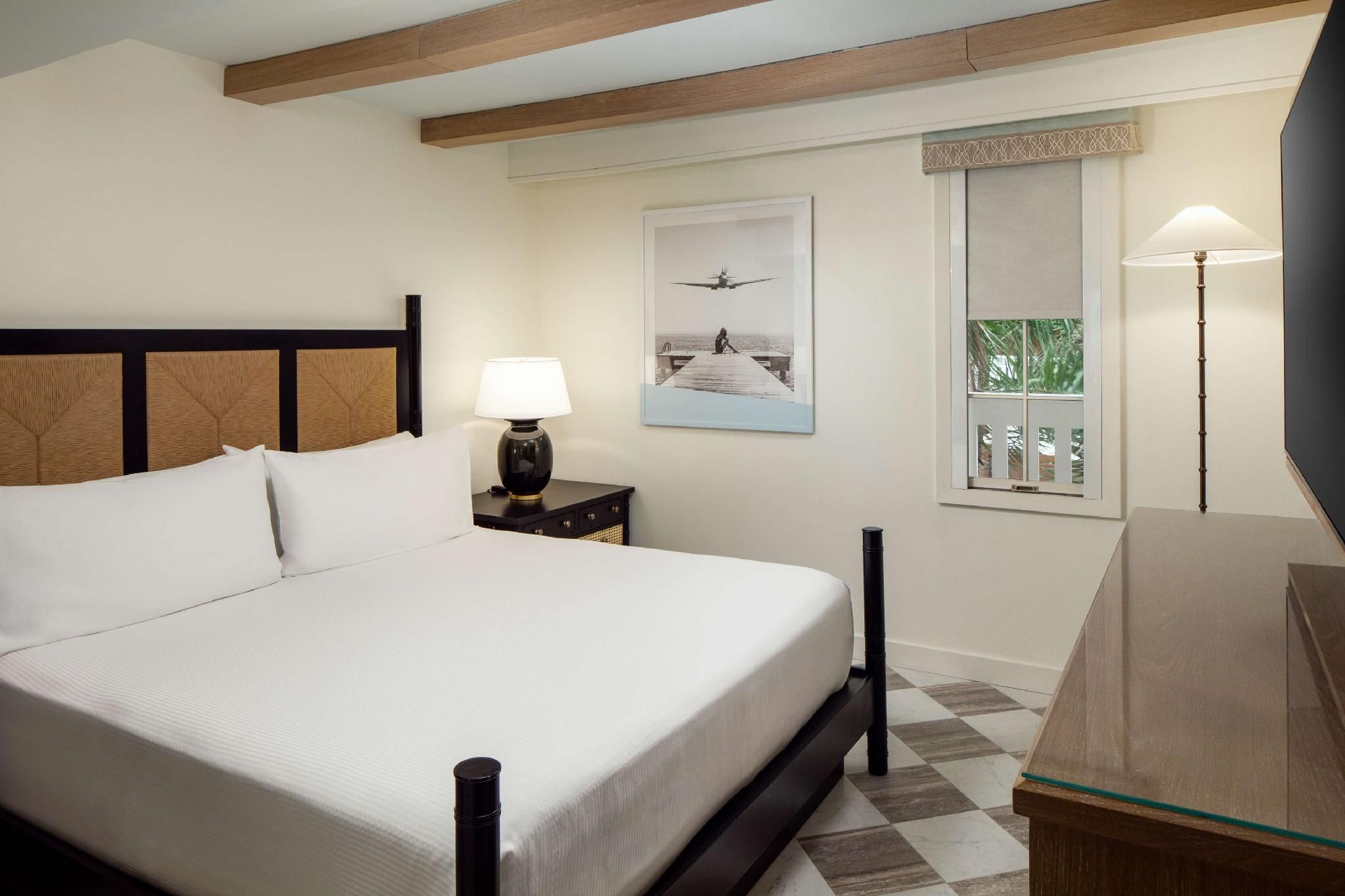 POOL AND PARTIAL OCEAN VIEW SUITE - KING
