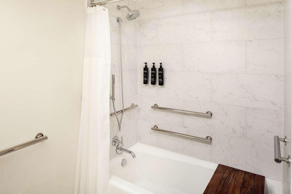 Suite, 1 King Bed, Accessible, Oceanfront (Hearing & Bathtub)