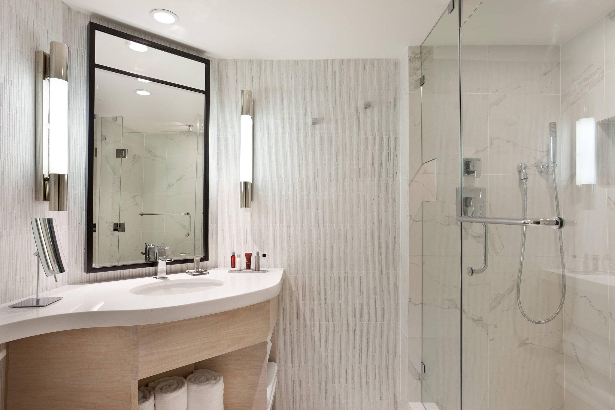 1 Bedroom Suite, 1 King, Ocean view, Balcony