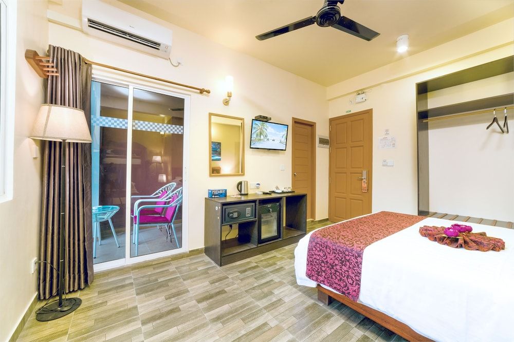 Paguro Beach Inn Family Room with Island View 4