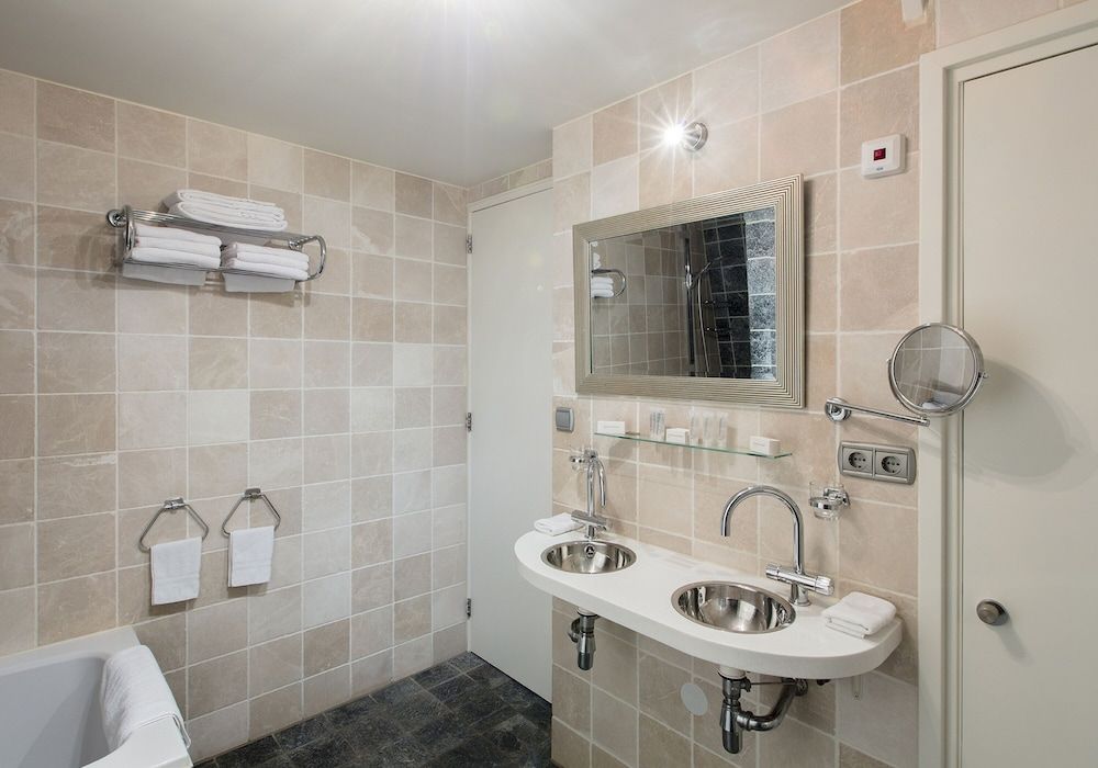 Dutch Masters Amsterdam Apartment, 3 Bedrooms, Terrace, Canal View (Karel Appel) 15