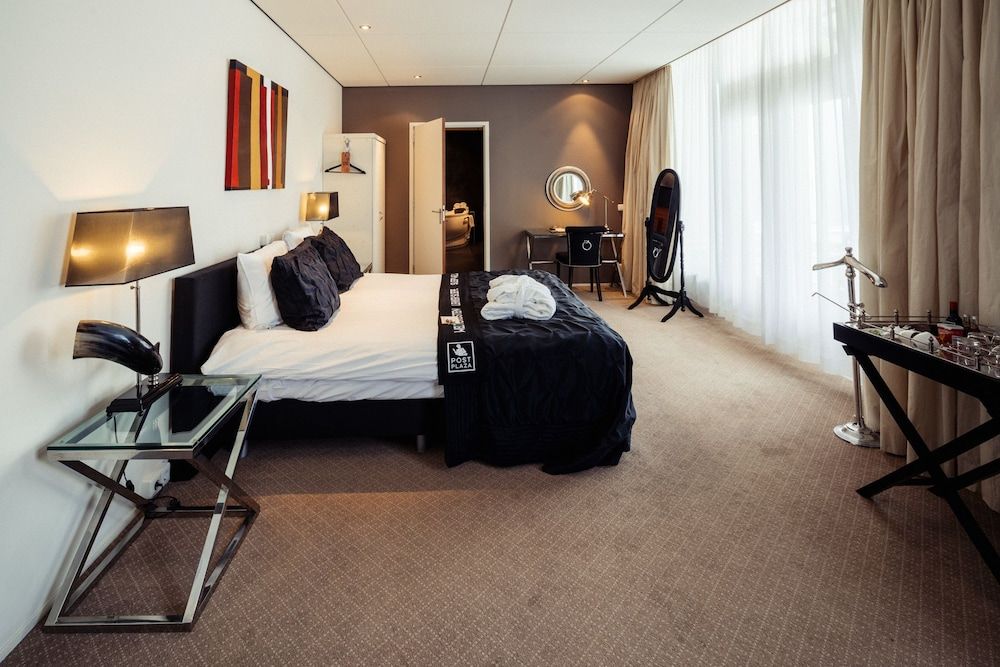 Post-Plaza Hotel & Grand Café Honeymoon Suite