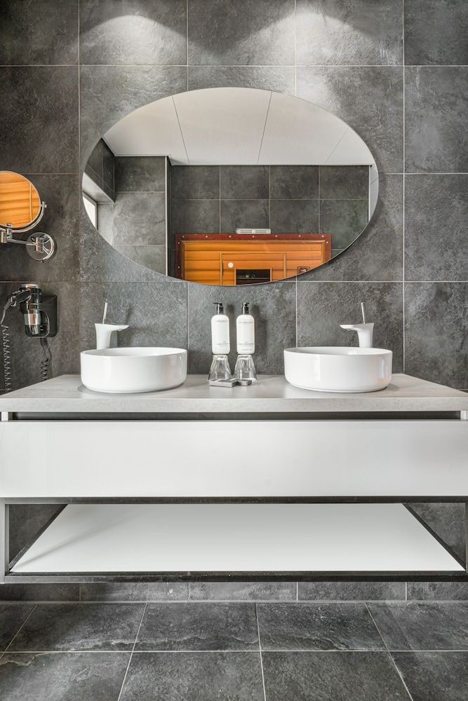 Post-Plaza Hotel & Grand Café Honeymoon Suite 5