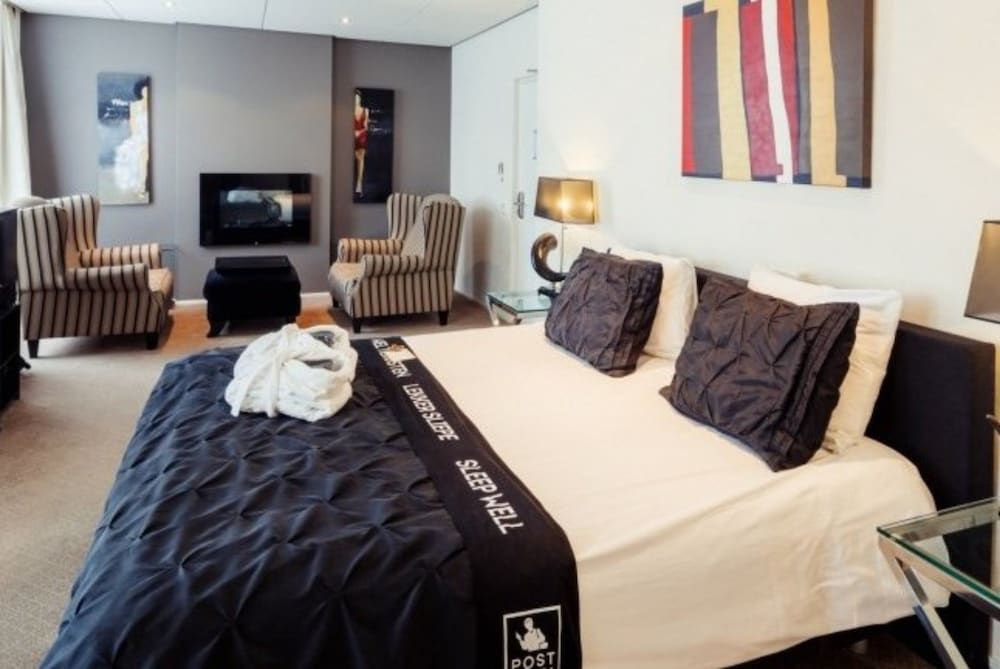 Post-Plaza Hotel & Grand Café Honeymoon Suite 2