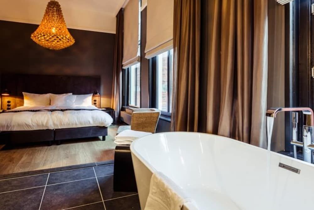 Deep Soaking Bathtub