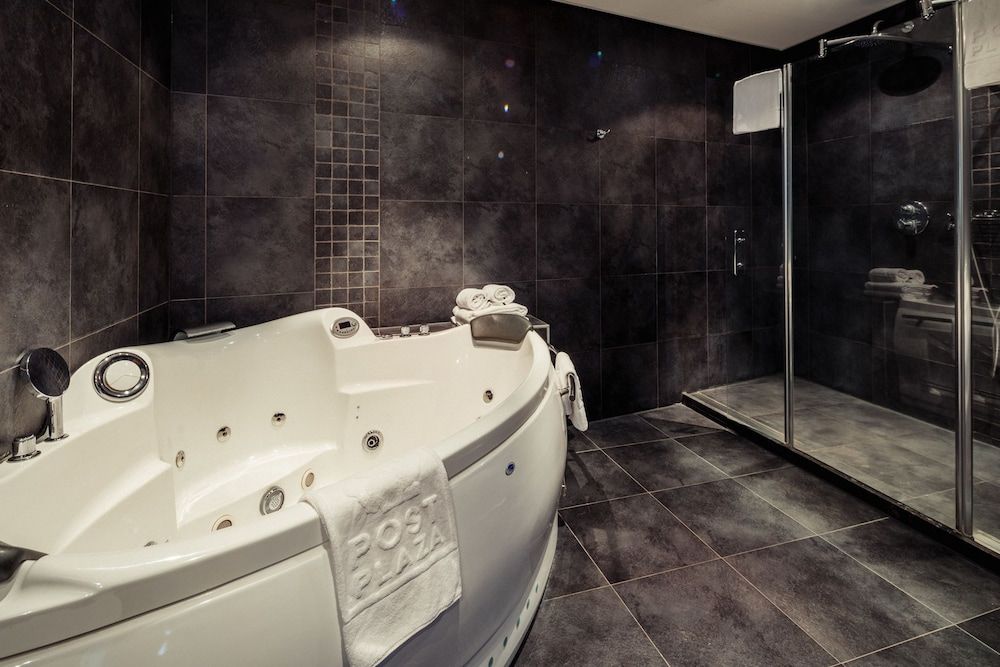 Post-Plaza Hotel & Grand Café Honeymoon Suite 7