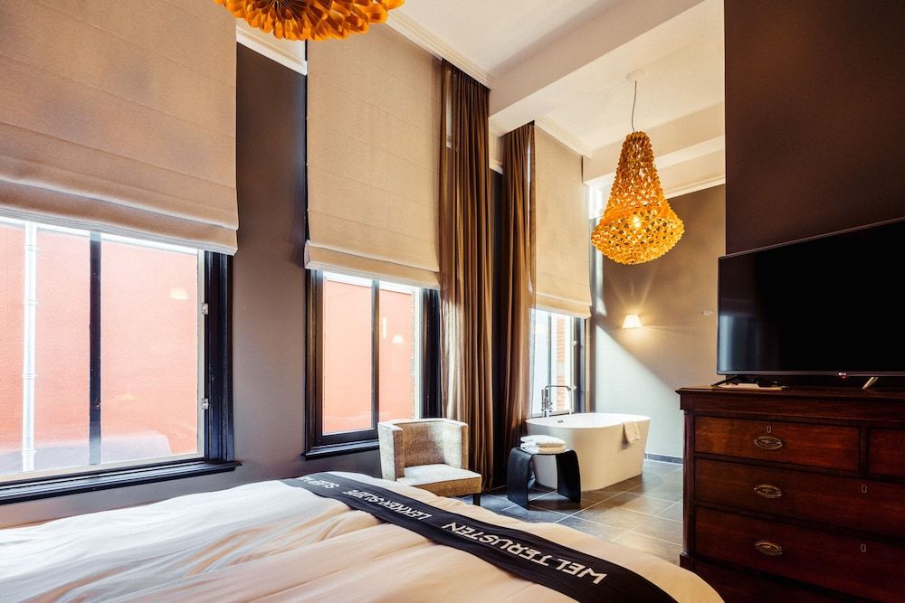 Post-Plaza Hotel & Grand Café Superior Double Room 2