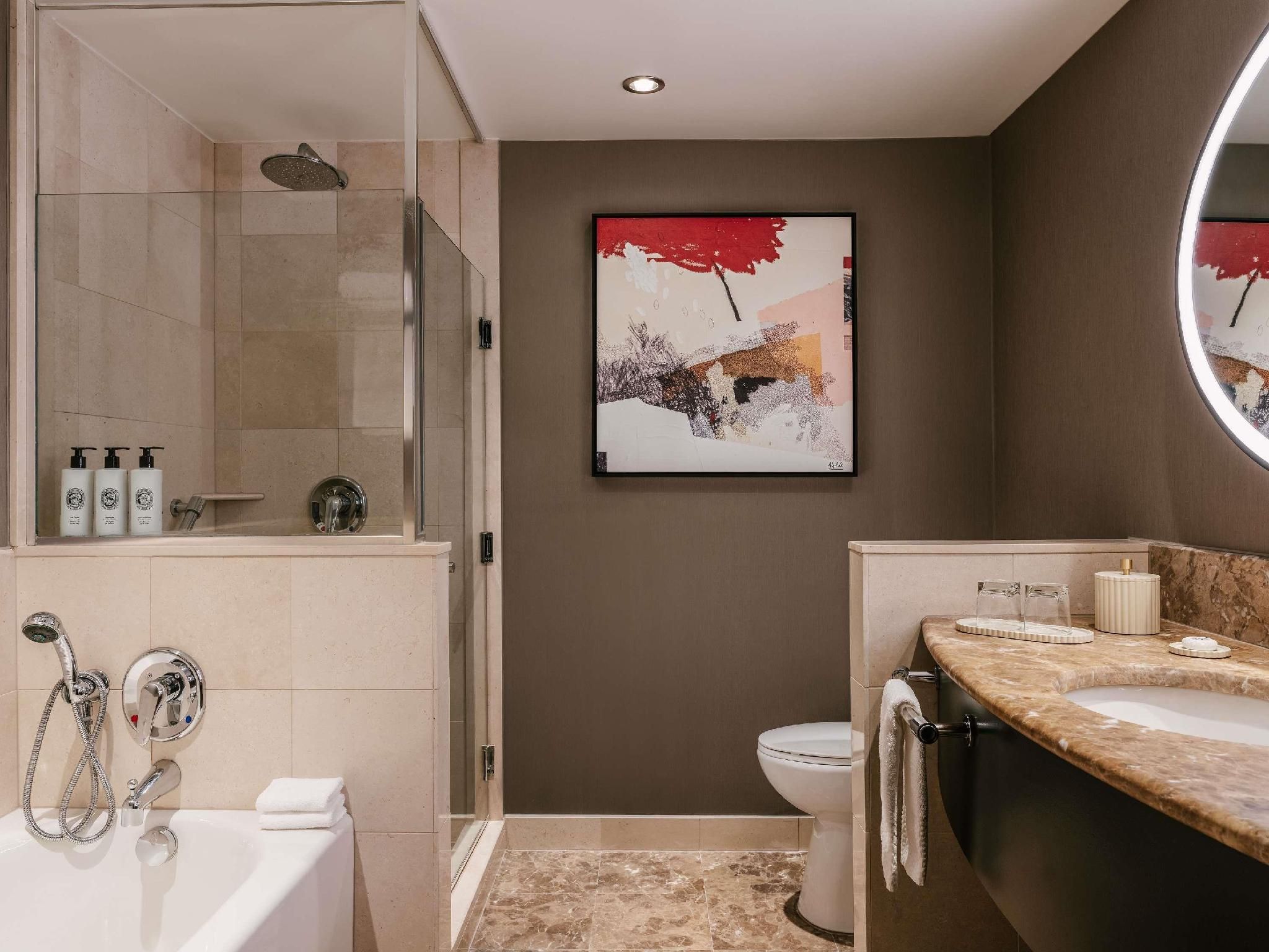 Signature Iconic Building View High Floors 1 Bedroom King Suite