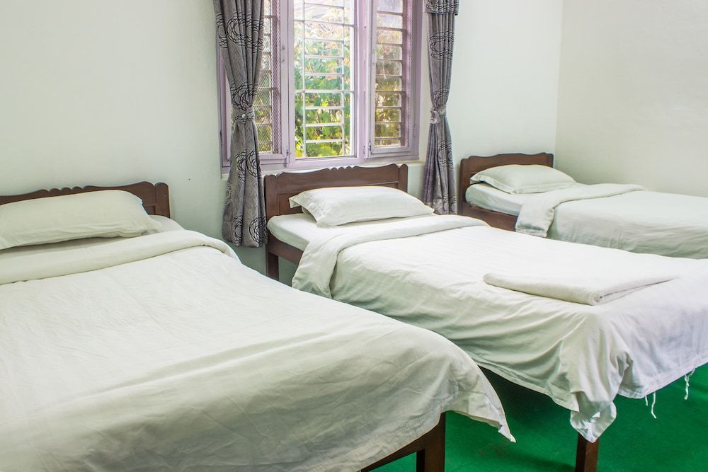 Giri Guest House Basic Triple Room, Mountain View