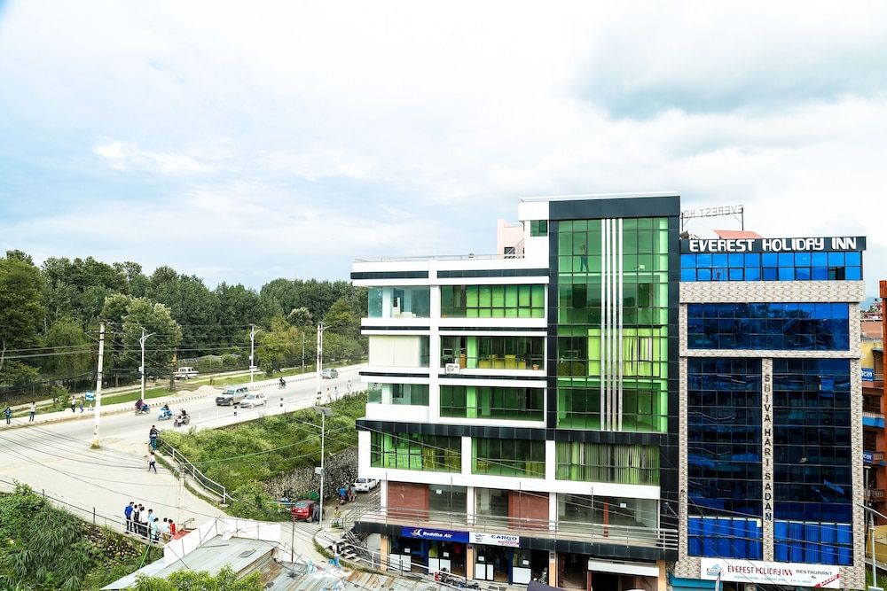 undefined Everest Holiday Inn 2