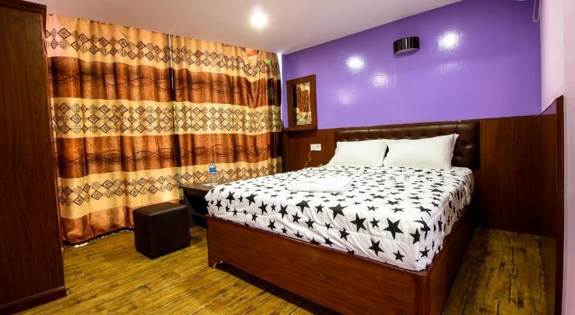 undefined Everest Holiday Inn 10
