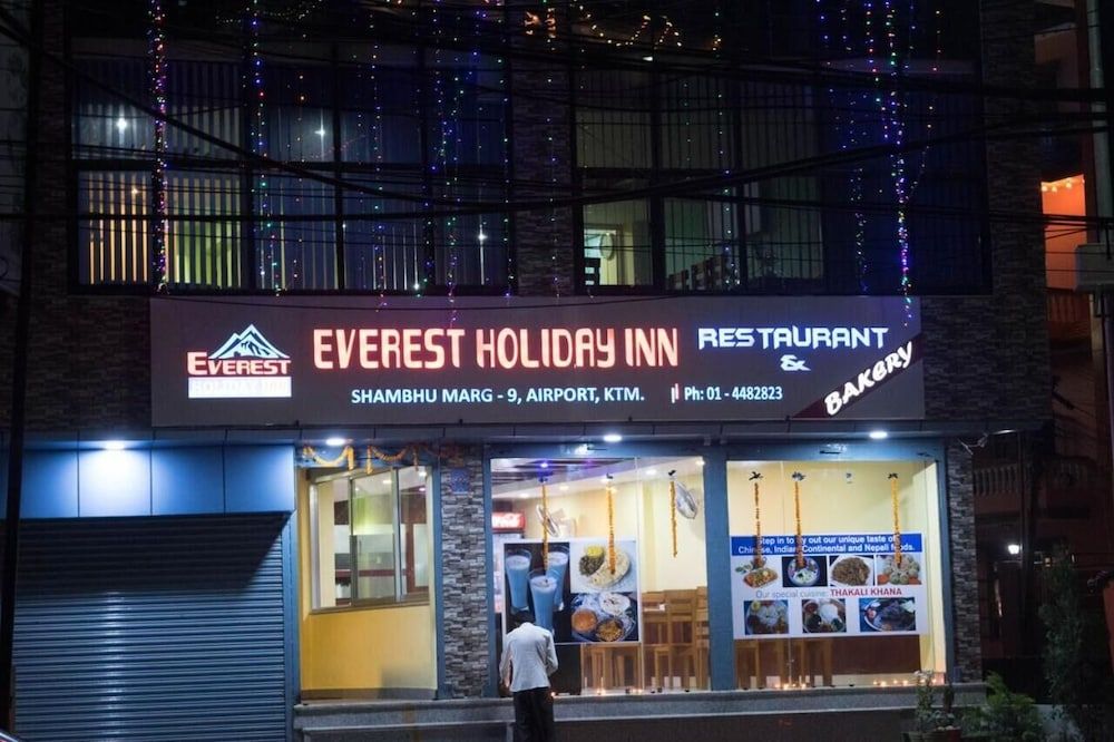 undefined Everest Holiday Inn 8