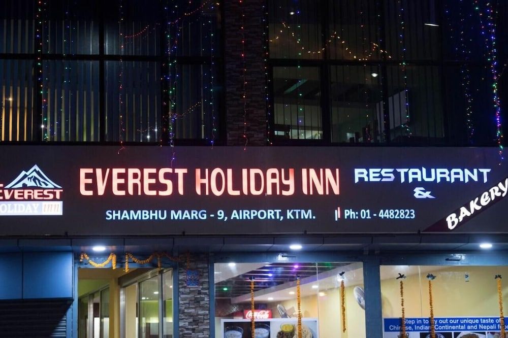 undefined Everest Holiday Inn 6