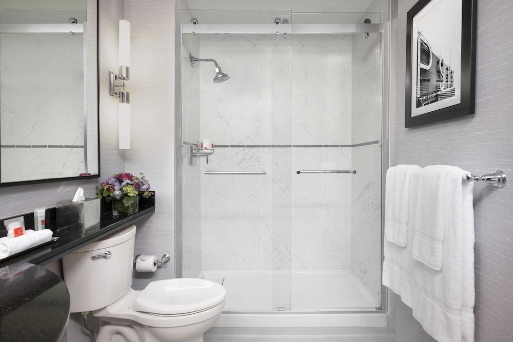 Loews Philadelphia Hotel Deluxe Room, 1 King Bed, Accessible, Bathtub 6