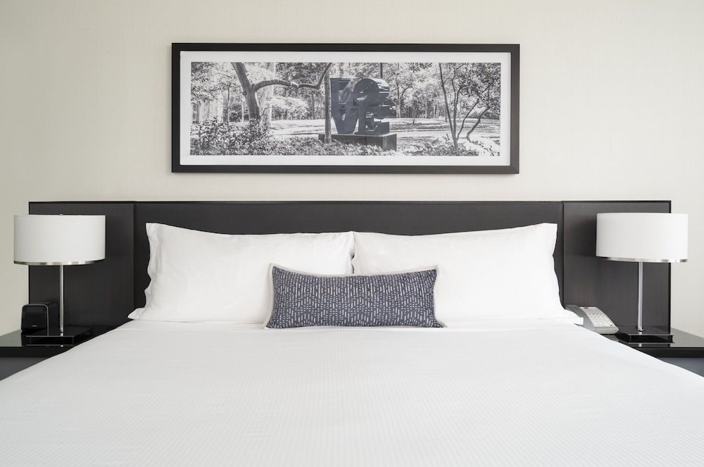 Loews Philadelphia Hotel Deluxe Room, 1 King Bed, Accessible, Bathtub 2