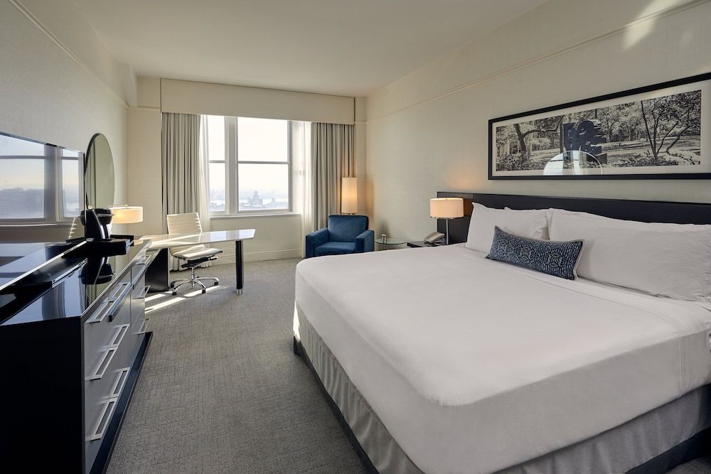 Loews Philadelphia Hotel Deluxe Room, 1 King Bed, Accessible, Bathtub 3