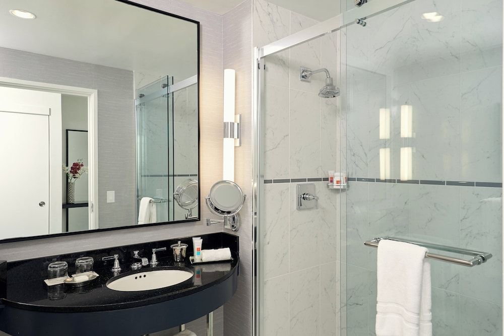 Loews Philadelphia Hotel Deluxe Room, 1 King Bed, Accessible, Bathtub 5