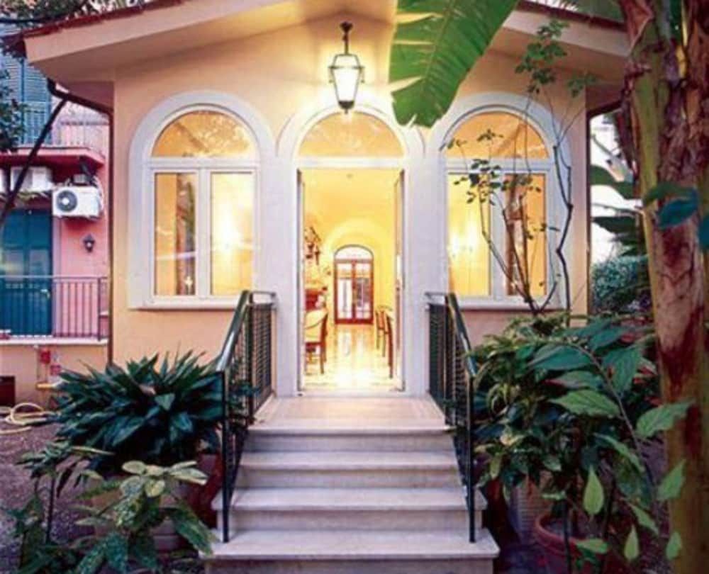 undefined Astoria Garden Hotel 7