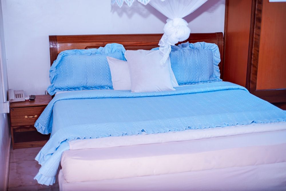 undefined Silver Hotel 3