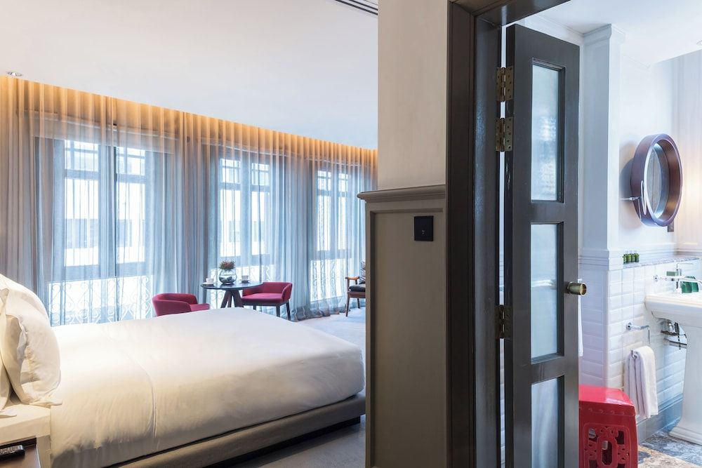 Deluxe Room, Corner