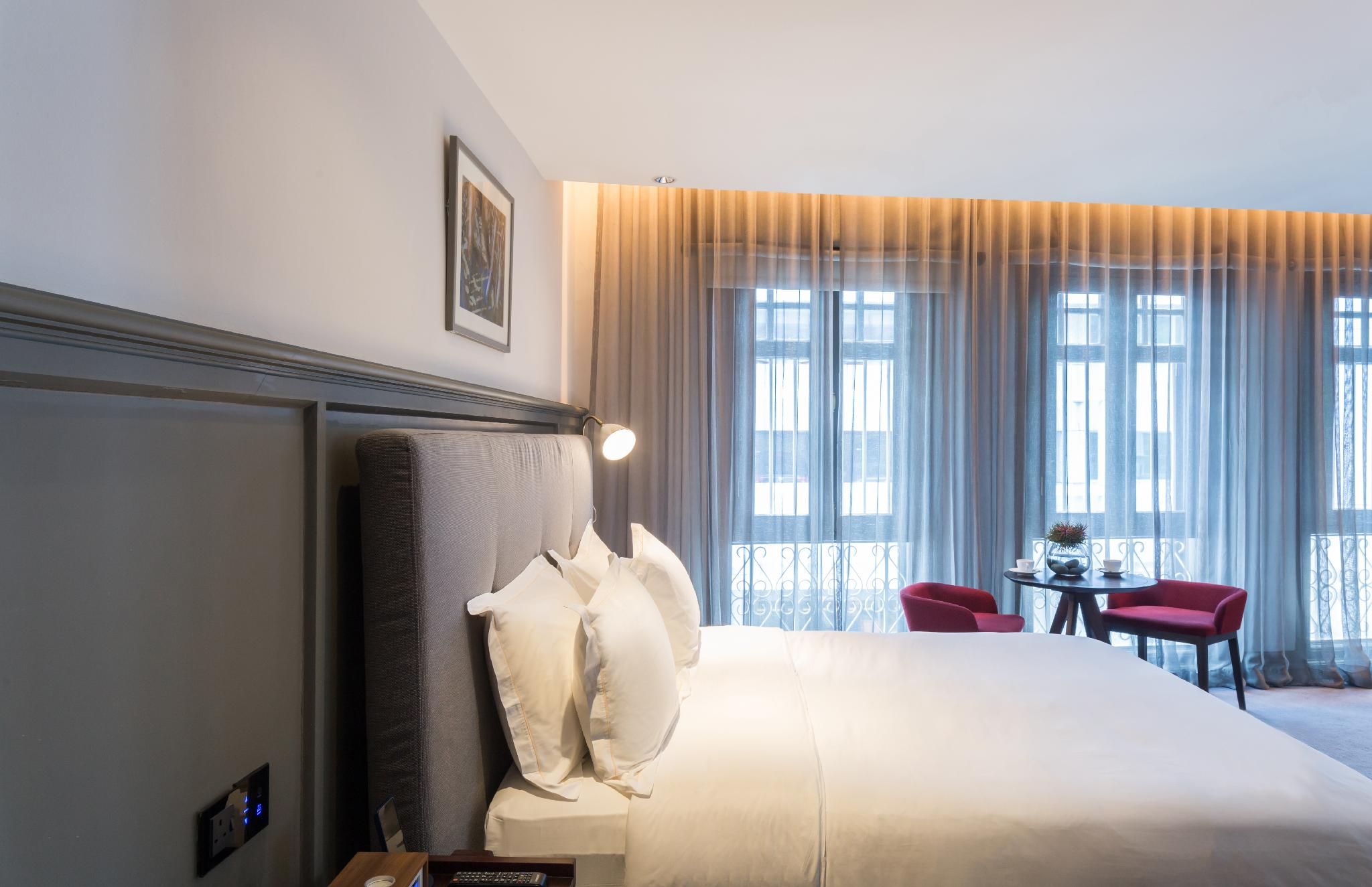 Deluxe Corner Room