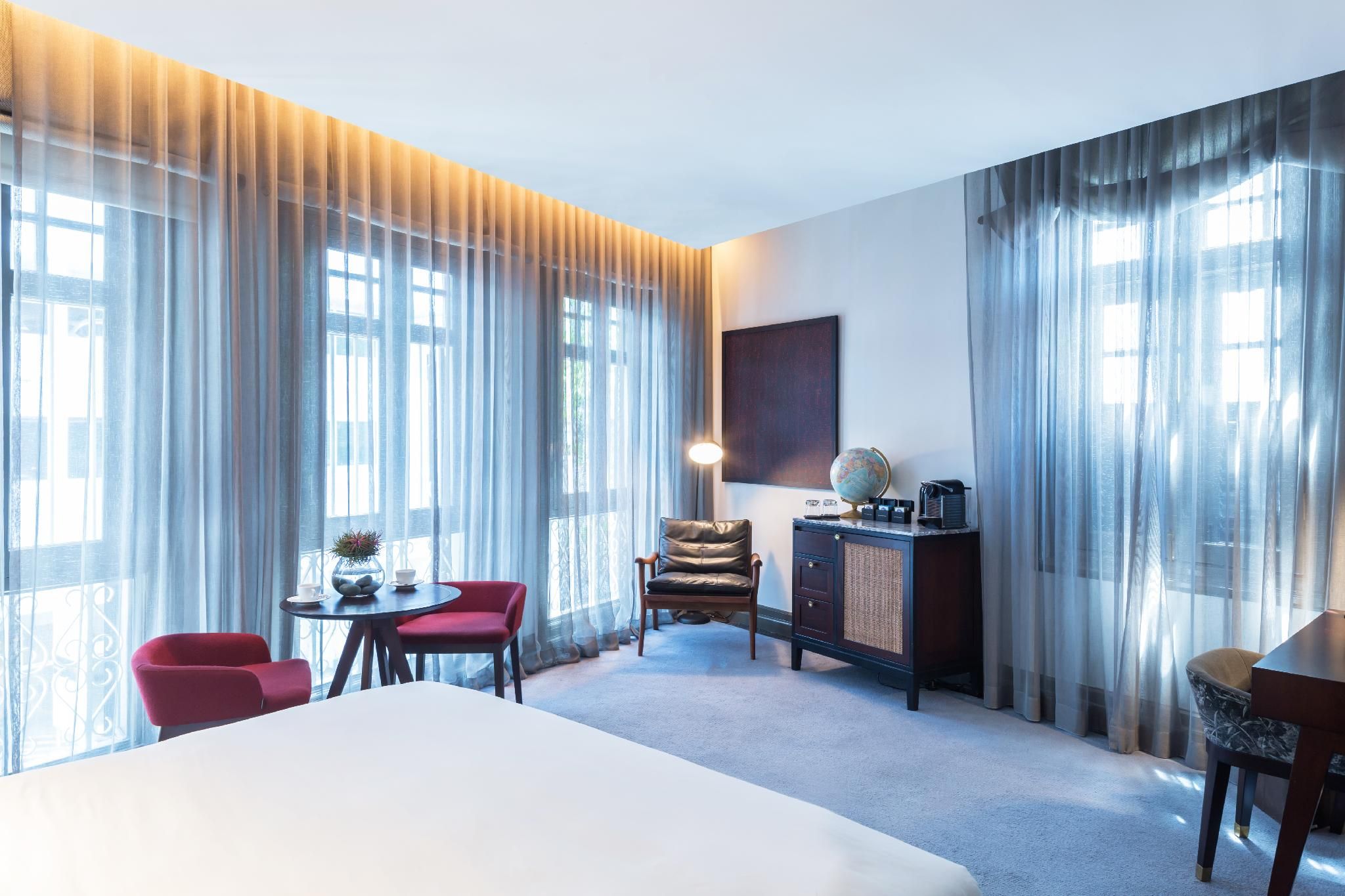 Deluxe Corner Room