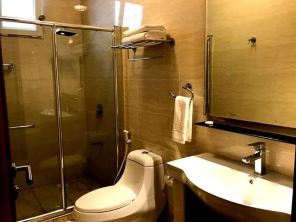 Chelsea Hotel Standard Twin Room, 2 Twin Beds 9