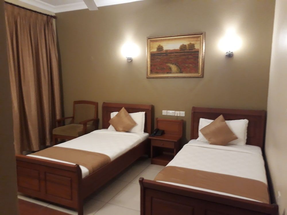 Chelsea Hotel Standard Twin Room, 2 Twin Beds 5