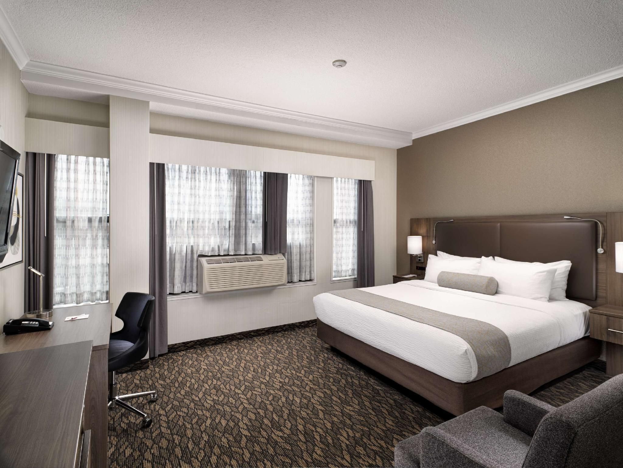 1 King Bed, Nonsmoking