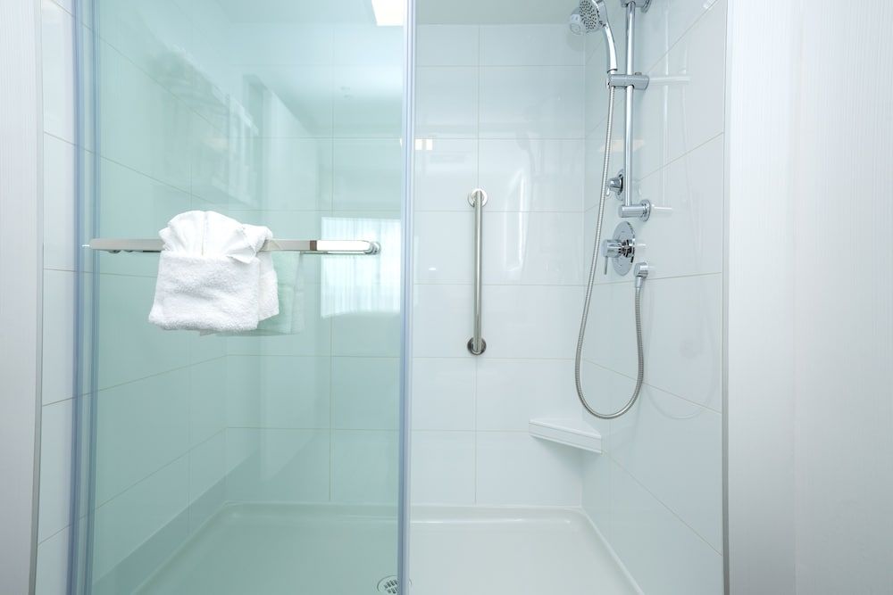 Hampton Inn and Suites by Hilton, Downtown Vancouver Standard Room, 1 King Bed 5