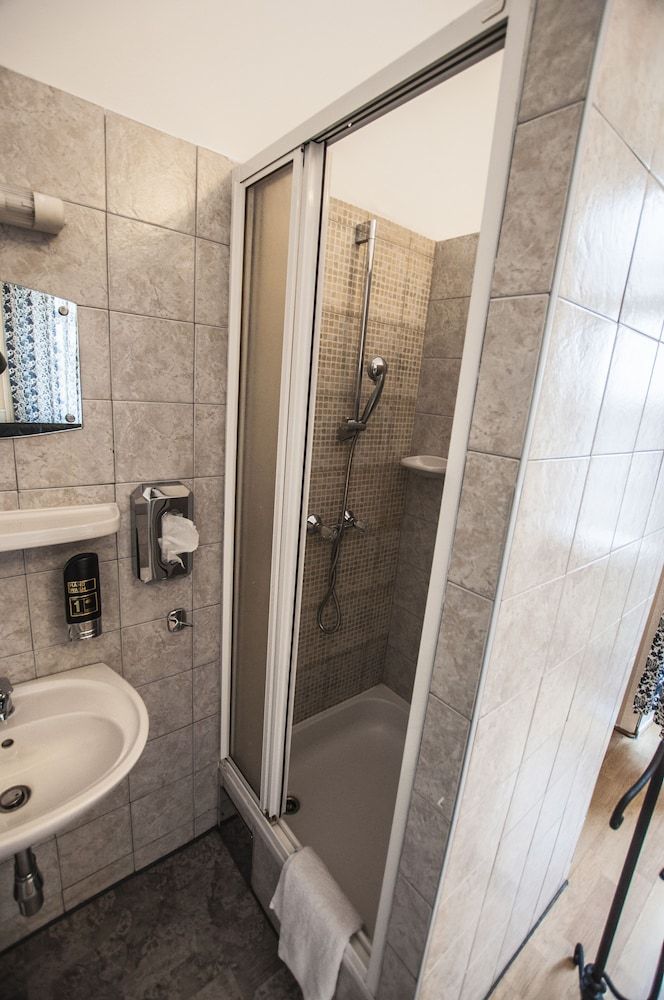 Urban Boutique Hotel Double Room, Shared Toilett 9