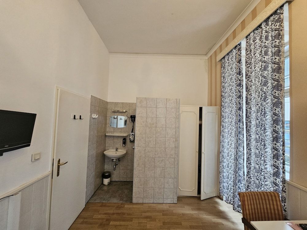 Urban Boutique Hotel Double Room, Shared Toilett 8