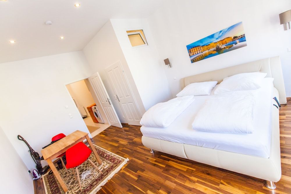 City Apartment by Stadthalle Apartment, 1 Bedroom (with garage) 2