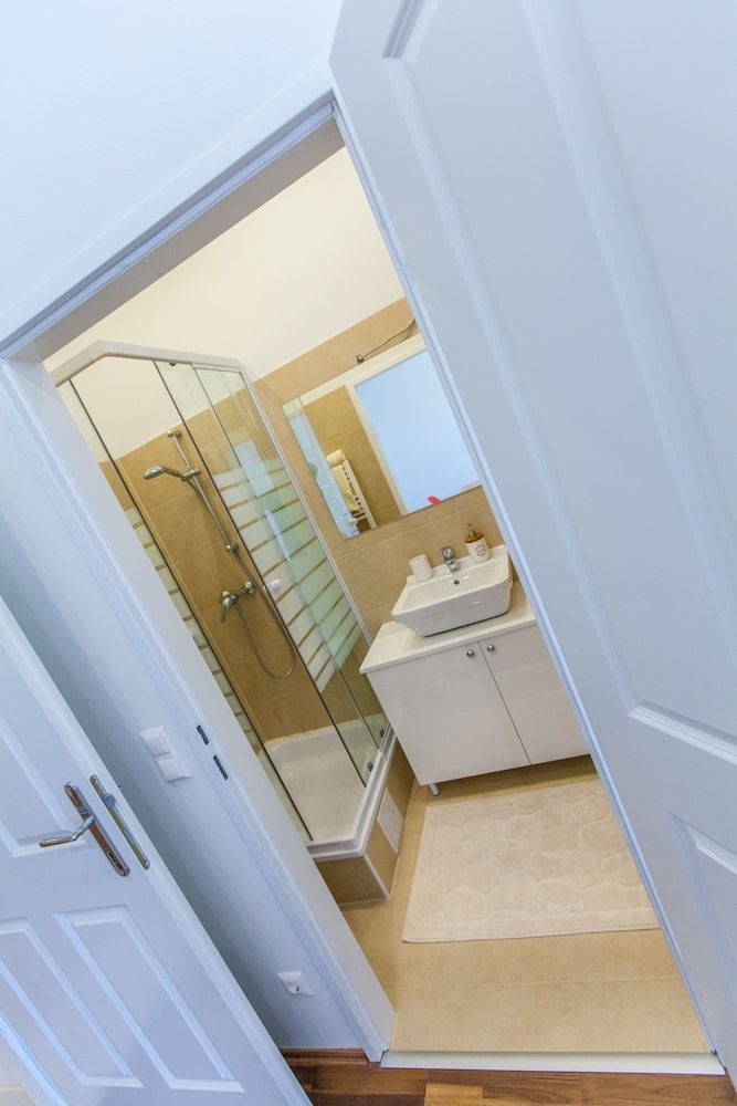 City Apartment by Stadthalle Apartment, 1 Bedroom (with garage) 11