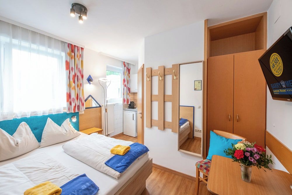 Barry Memle Lake Side Resort Economy Studio 2