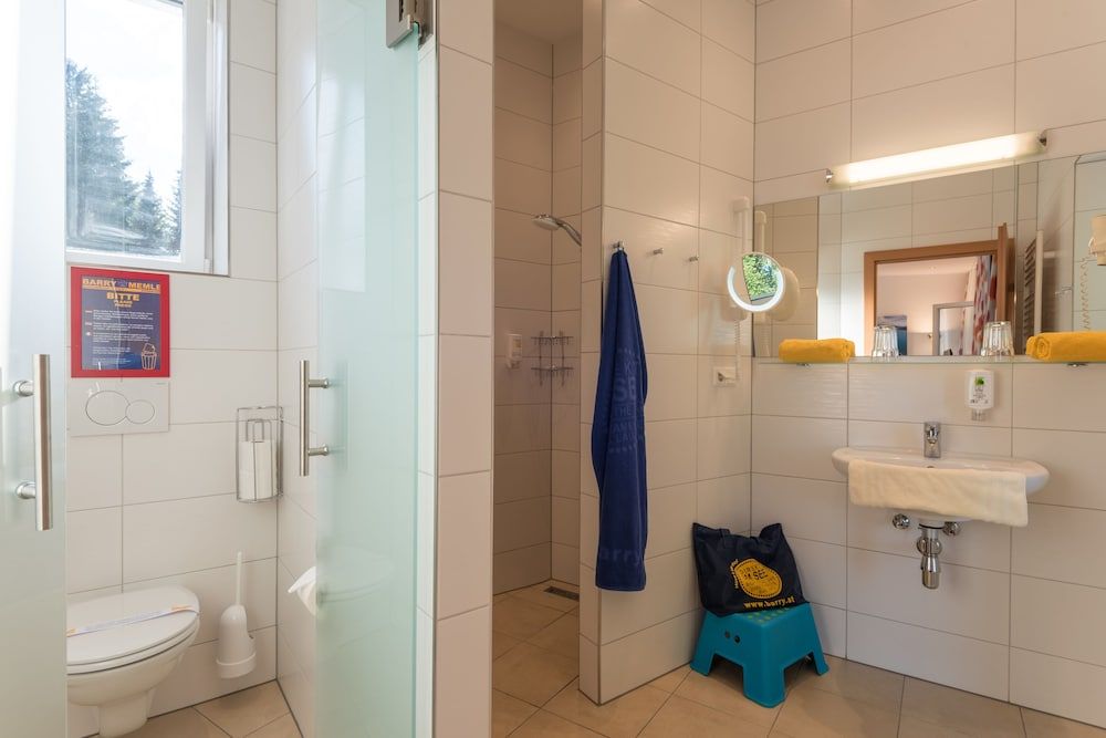 Barry Memle Lake Side Resort Double Room 6