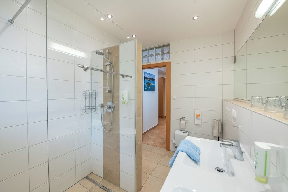 Barry Memle Lake Side Resort Comfort Apartment, 3 Bedrooms, Patio, Garden View 5