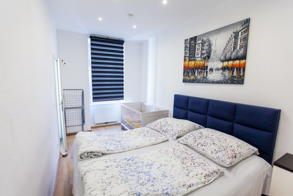 undefined Central Apart 1 Min to Metro and Garage 4