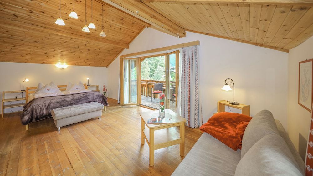 Comfort Chalet, 2 Bedrooms, Pool Access, Mountain View (140 m2)