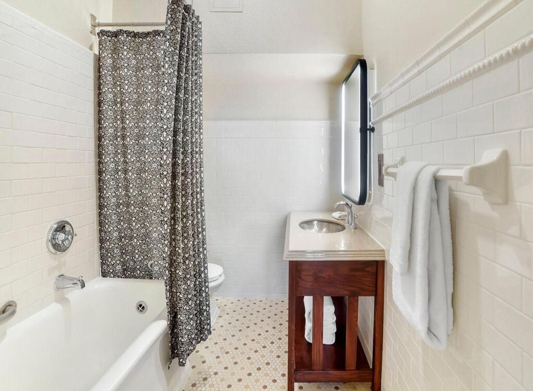 Deluxe Resort View Room 1 King Bed