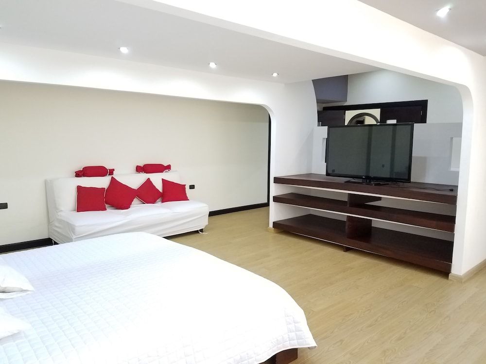 Executive Suite, 1 King Bed, Private Bathroom