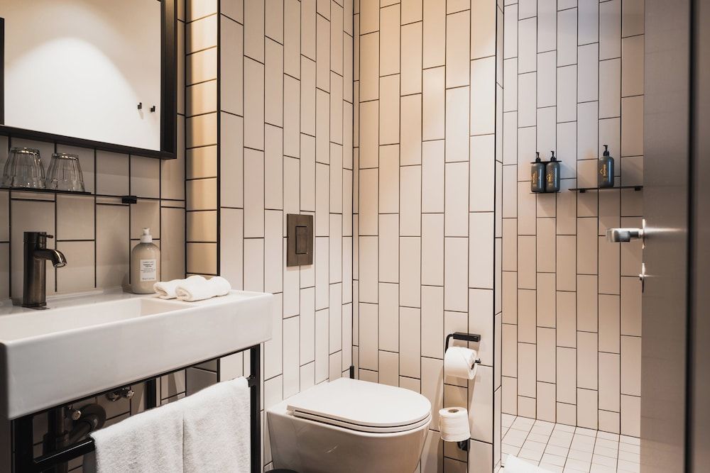 Exeter Hotel Economy Double or Twin Room (with Sauna & Gym Access) 6