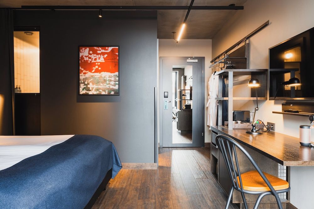 Exeter Hotel Economy Double or Twin Room (with Sauna & Gym Access) 10